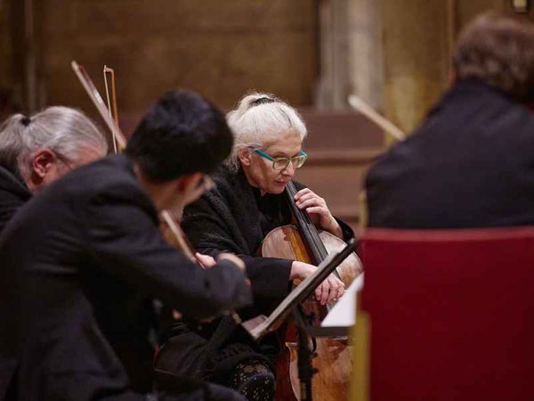 Singer and string ensemble in front of an altarpiece in Vienna's cathedral