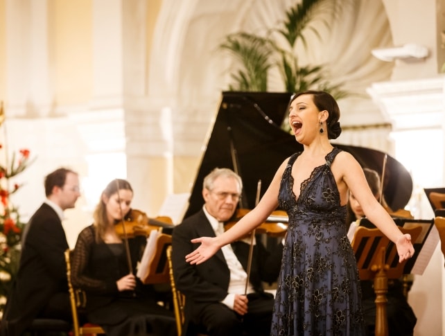 Opera singer performing in Kursalon Vienna